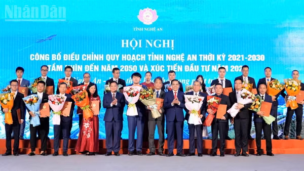 Lãnh đạo tỉnh Nghệ An trao Quyết định đầu tư, giấy chứng nhận đăng ký đầu tư và Biên bản ghi nhớ thỏa thuận hợp tác đầu tư đối với 25 dự án tiêu biểu tại hội nghị Công bố điều chỉnh quy hoạch và Xúc tiến đầu tư năm 2026.