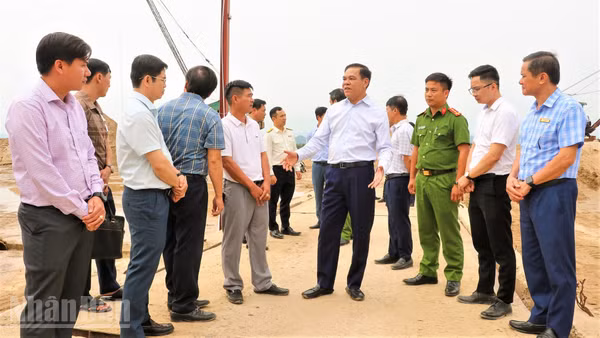 Chủ tịch Ủy ban nhân dân tỉnh Nghệ An Võ Trọng Hải kiểm tra hoạt động khai thác cát trên địa bàn xã Đại Đồng vào ngày 7/10. (Ảnh: Trung Hiếu)