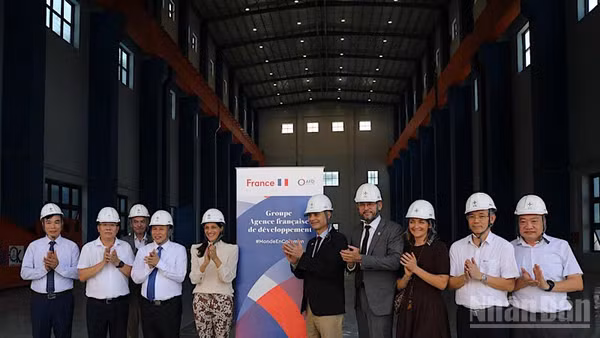 Bà Éléonore Caroit, Bộ trưởng ủy nhiệm đặc trách Pháp ngữ, Đối tác quốc tế và Pháp kiều của Pháp (thứ tư từ trái sang) cùng đoàn công tác khảo sát tại Nhà Máy thủy điện Hòa Bình mở rộng.