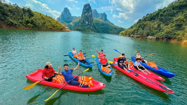 Du khách chèo thuyền tham quan vịnh Pá Khôm xã Mường Kim, tỉnh Lai Châu.