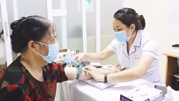 Người dân được tiêm chủng đầy đủ sẽ tăng khả năng miễn dịch cộng đồng.