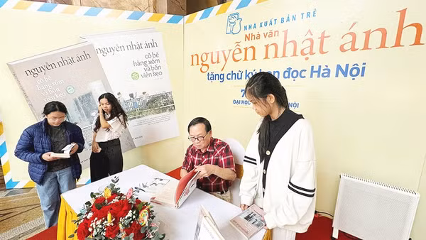 Nhà văn Nguyễn Nhật Ánh trong buổi giao lưu, tặng chữ ký bạn đọc tại Hà Nội.