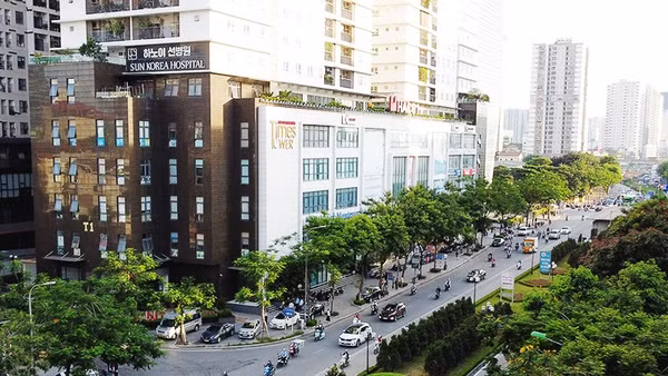 Các biển hiệu mang nhiều thứ tiếng trên một tòa nhà. Ảnh: K.MINH