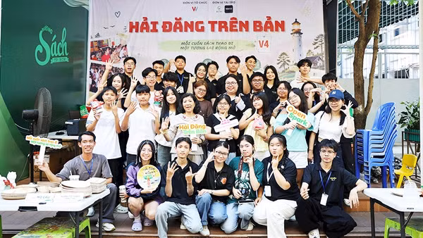 Các bạn trẻ học thêm nhiều kỹ năng khi tham gia dự án “Hải đăng trên bản”. Ảnh: NGÂN NGUYỄN