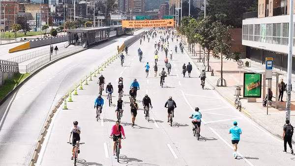 Một tuyến đường cho người đi bộ và xe đạp tại Bogotá. Ảnh: THE GUARDIAN