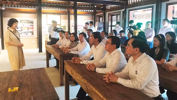 Nhà báo Trần Kim Hoa, nguyên Giám đốc Bảo tàng báo chí Việt Nam giới thiệu về quá trình phối hợp tu bổ, tôn tạo di tích Trường dạy làm báo Huỳnh Thúc Kháng.