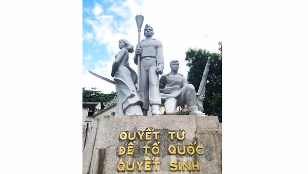 Tượng đài Quyết tử để Tổ quốc quyết sinh bên cạnh đền Bà Kiệu. 