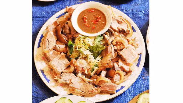 Thịt luộc mắm tép. Ảnh: SONG ANH