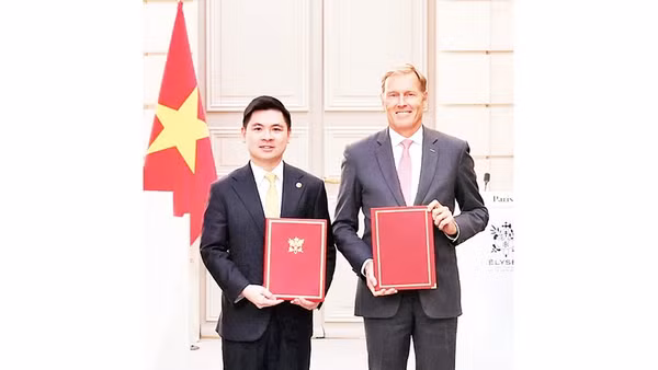Ông Đỗ Vinh Quang, Phó Chủ tịch T&T Group, Chủ tịch Vietravel Airlines và ông Wouter van Wersch, Chủ tịch Airbus International trao thỏa thuận hợp tác mua 50 máy bay thế hệ mới. Ảnh: T&T GROUP