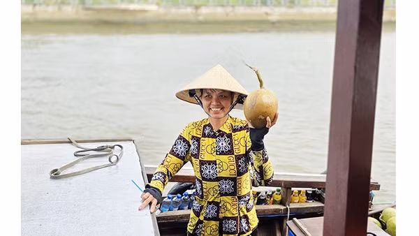 Mưu sinh trên sông. Ảnh: SONG ANH 