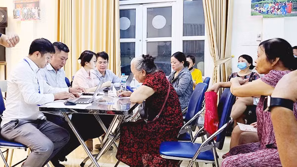 Hướng dẫn người dân kê khai dữ liệu đất. Ảnh: NAM NGUYỄN