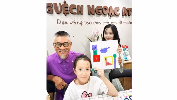 Họa sĩ Đào Hải Phong bên cạnh cháu Linh Chi (5 tuổi) với tác phẩm vui của cháu, cắt ảnh của họa sĩ dán vào tranh để tô vẽ.