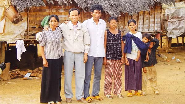 Nhà nghiên cứu Đặng Trọng Hộ (thứ hai từ trái sang) trong một chuyến điền dã tại vùng đồng bào dân tộc Mạ.