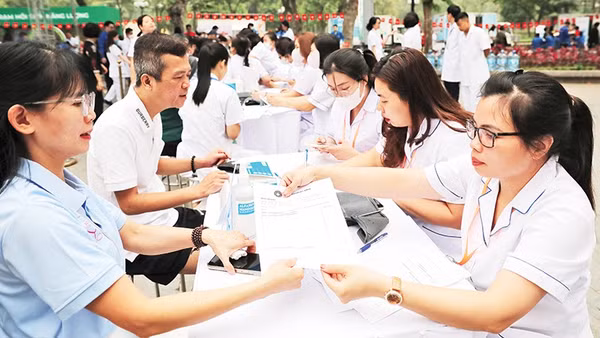 Nhiều người dân vẫn chưa biết mình thuộc diện được hưởng chính sách an sinh nào. Ảnh: ANH QUÂN