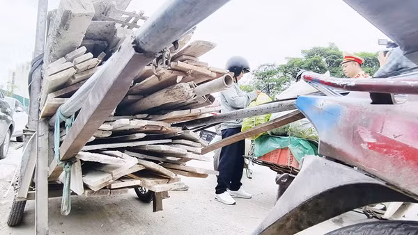 Xe cũ nát được dùng đấu nối, kéo hàng cồng kềnh. Ảnh: HOÀNG LAM