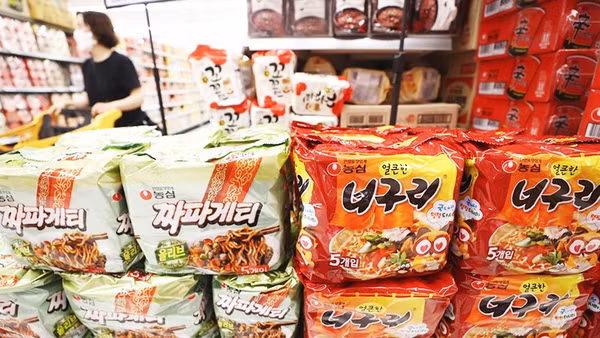 Thế giới hiện đại tiêu thụ hơn 100 tỷ phần mì ăn liền mỗi năm. Ảnh: KOREA TIMES