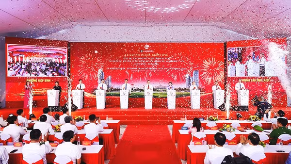 Các đại biểu ấn nút khởi công các dự án trọng điểm về chỉnh trang đô thị.