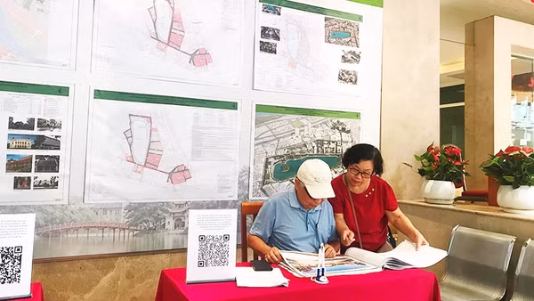 Người dân xem và góp ý với phương án điều chỉnh quy hoạch tại Trụ sở UBND phường Hoàn Kiếm, 126 phố Hàng Trống. Ảnh: HOÀNG HOA