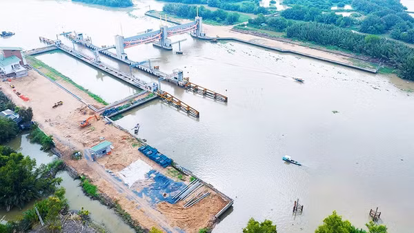 Hoàn thiện cống Cây Khô, một trong sáu công trình thuộc dự án ngăn triều, chống ngập 10 nghìn tỷ đồng của Thành phố Hồ Chí Minh.