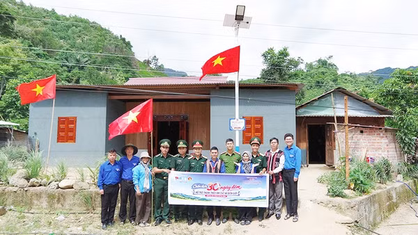 Tuổi trẻ thành phố chung tay kiến tạo nông thôn mới tại xã biên giới La Êê.