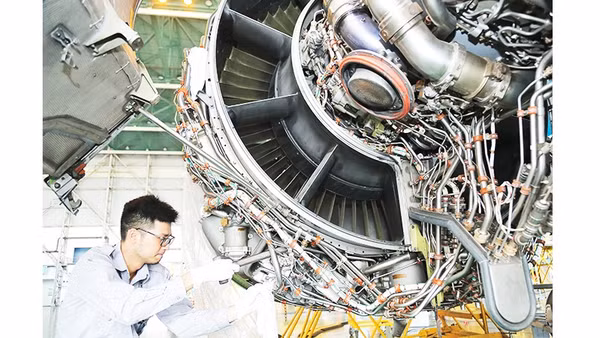 Việt Nam vẫn đang thiếu nhân lực chất lượng cao làm việc trong ngành hàng không. Ảnh: KHIẾU MINH