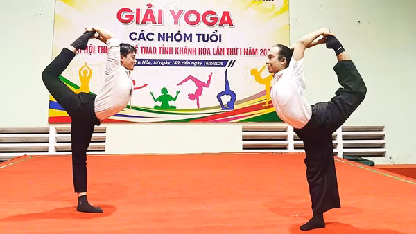 Lê Minh Vũ (bên phải) tham gia công tác trọng tài Giải Yoga tỉnh Khánh Hòa 2026.