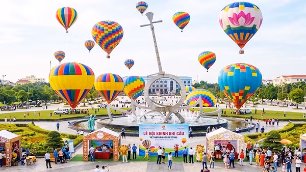 Nơi nơi sáng đèn dịp lễ