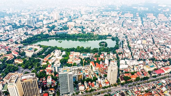 Hồ Gươm nhìn từ phía sông Hồng. Ảnh: KHIẾU MINH