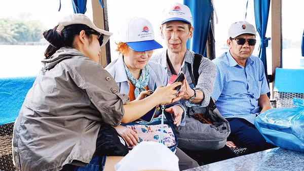 Du khách thích thú với tour du lịch miền tây. Ảnh: NAM HẢI