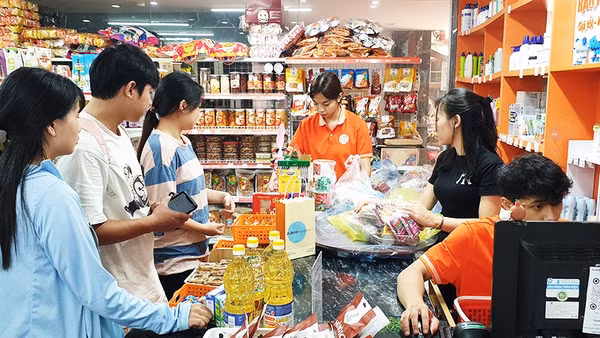 Đối với người dân, giá cả tăng làm giảm sức mua thực tế và buộc nhiều hộ gia đình phải thắt chặt chi tiêu. Ảnh: NGUYỆT ANH