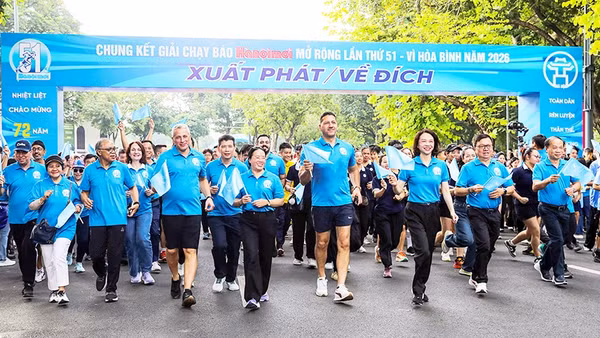 Các đại biểu và vận động viên tham gia chạy.