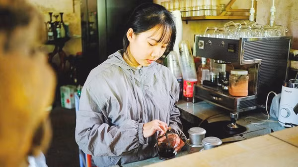 Ngoài giờ học, Ly tranh thủ làm thêm tại quán cà-phê để kiếm thêm thu nhập. Ảnh: TẤN LỰC