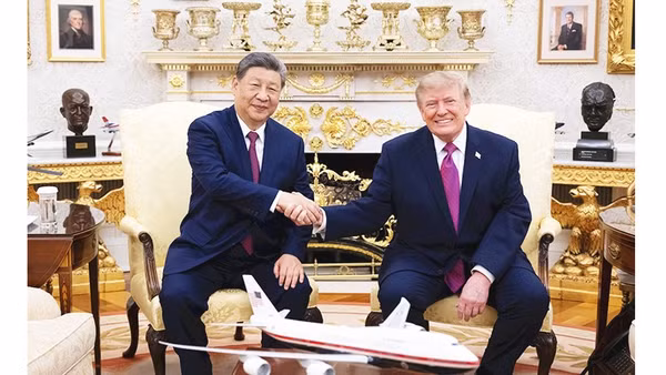 Hai nhà lãnh đạo Trung Quốc (bên trái) và Mỹ gặp gỡ tại Nhà Trắng. Ảnh: XINHUA