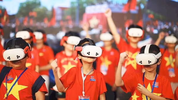 Các em thiếu nhi tham gia chương trình “Trở về thời khắc thiêng liêng” tại Hội trường Thống Nhất. Ảnh: KHÁNH HIỆP