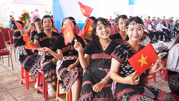 Học sinh A Lưới chào đón sự kiện khánh thành trường PTNT liên cấp và khai giảng năm học mới 2026-2027.