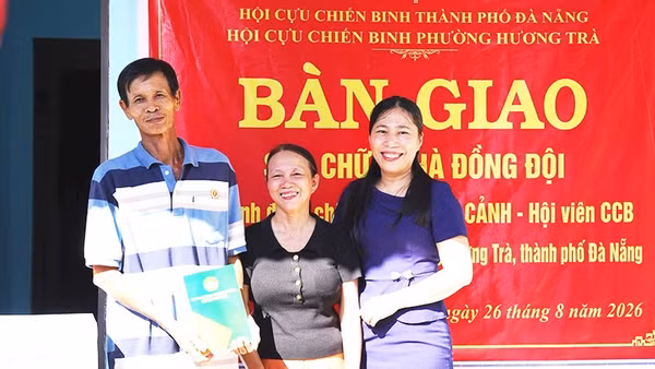 Cựu chiến binh Trương Văn Cảnh, phường Hương Trà (bên trái), nhận bàn giao mái ấm nghĩa tình từ đồng đội. 