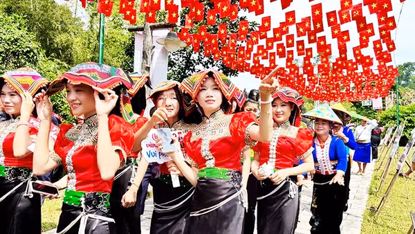 Đồng bào đón Tết Độc lập tại Làng Văn hóa, Du lịch các dân tộc Việt Nam. Ảnh: ANH QUÂN