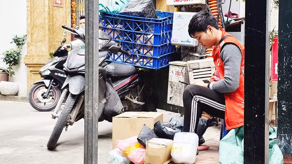 Hình ảnh thường ngày của shipper. Ảnh: SONG ANH 