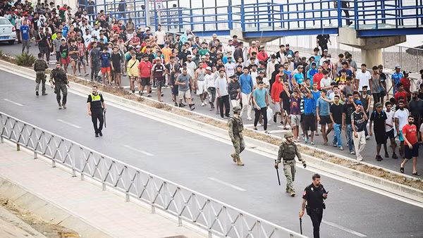 Người di cư tràn vào Ceuta hồi cuối tháng 7. Ảnh: REUTERS