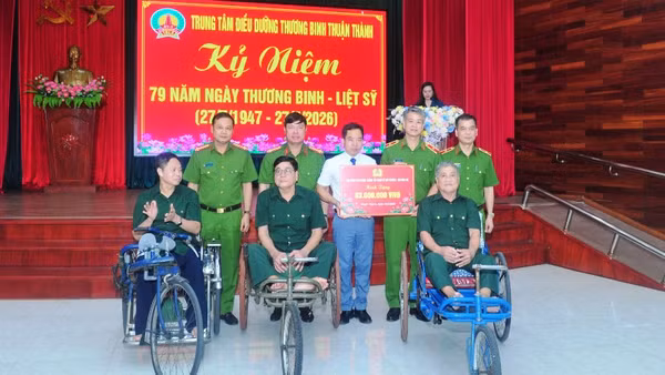 Lãnh đạo Cục C05 tặng quà cho các thương binh. (Ảnh: C05)