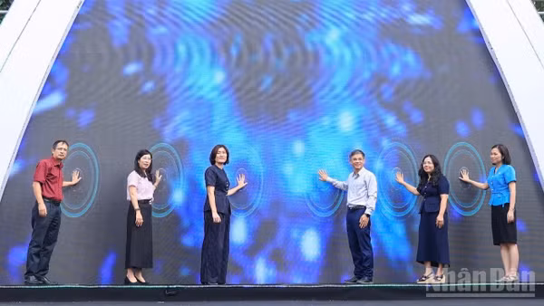 Đại diện Ban Tổ chức cùng các đại biểu thực hiện nghi thức khai mạc Festival tân sinh viên chuyển đổi xanh 2026. (Ảnh: TẠ HẢI)