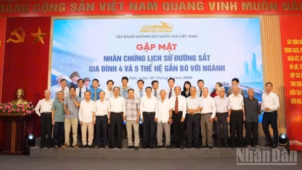 Tập đoàn Đường sắt quốc gia Việt Nam gặp gỡ, tri ân các nhân chứng lịch sử, các gia đình có 4, 5 thế hệ gắn bó với ngành. (Ảnh: NHẬT MINH)