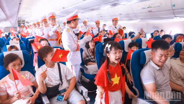 Các hành khách, hoa hậu Việt Nam và Đoàn Nghi lễ Quân đội cất cao tiếng hát. (Ảnh: TRUNG PHONG)