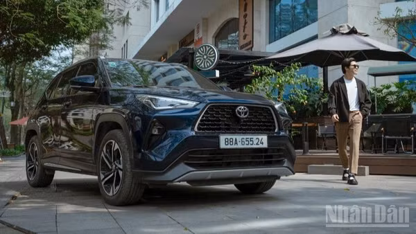 Trong tháng 5/2026, Yaris Cross vươn lên dẫn đầu doanh số của TMV với 1.430 xe bán ra, tiếp tục khẳng định sức hút trong phân khúc SUV đô thị nhờ thiết kế hiện đại, khả năng vận hành linh hoạt và nhiều công nghệ an toàn tiên tiến.
