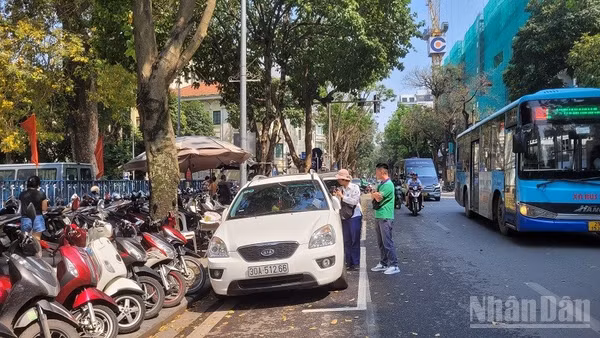 Bãi đỗ ô tô/ xe máy tại tuyến phố Lý Thái Tổ là một trọng 7 điểm đỗ đầu tiên thí điểm thu phí điện tử nhận được rất nhiều phản hồi tích cực của người dân.