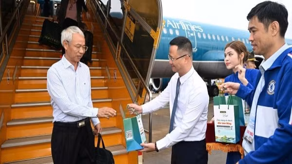 Ông Uông Việt Dũng, Cục trưởng Hàng không Việt Nam tặng quà cho hành khách tại Cảng Hàng không quốc tế Liên Khương. (Ảnh: Quang Hưng)