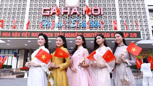 Các thí sinh Hoa hậu Việt Nam 2026 chụp ảnh lưu niệm tại Ga Hà Nội, nhà ga có tuổi đời hơn 100 năm. (Ảnh: NHẬT MINH)