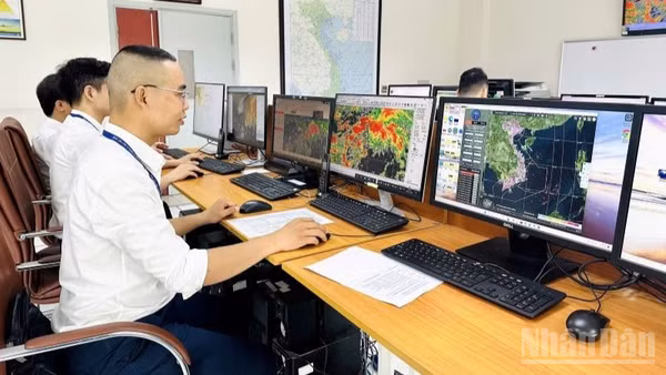 Các đơn vị thuộc Tổng Công ty Quản lý Bay Việt Nam (VATM) duy trì chế độ trực, thường xuyên, chủ động triển khai các biện pháp ứng phó phù hợp, bảo đảm an toàn hoạt động bay và hạn chế thấp nhất ảnh hưởng của thời tiết nguy hiểm đến công tác điều hành. (Ảnh: THÙY DUNG)