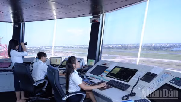 Kíp trực tại Trung tâm Kiểm soát tiếp cận – sân bay Cát Bi đã tập trung theo dõi, điều hành hoạt động bay trong tình huống phát hiện vật thể bay nghi UAV gần khu vực sân bay.
