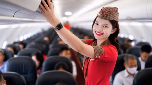 Tiếp viên Hãng Vietjet trên chuyến bay. (Ảnh: BẢO VY)